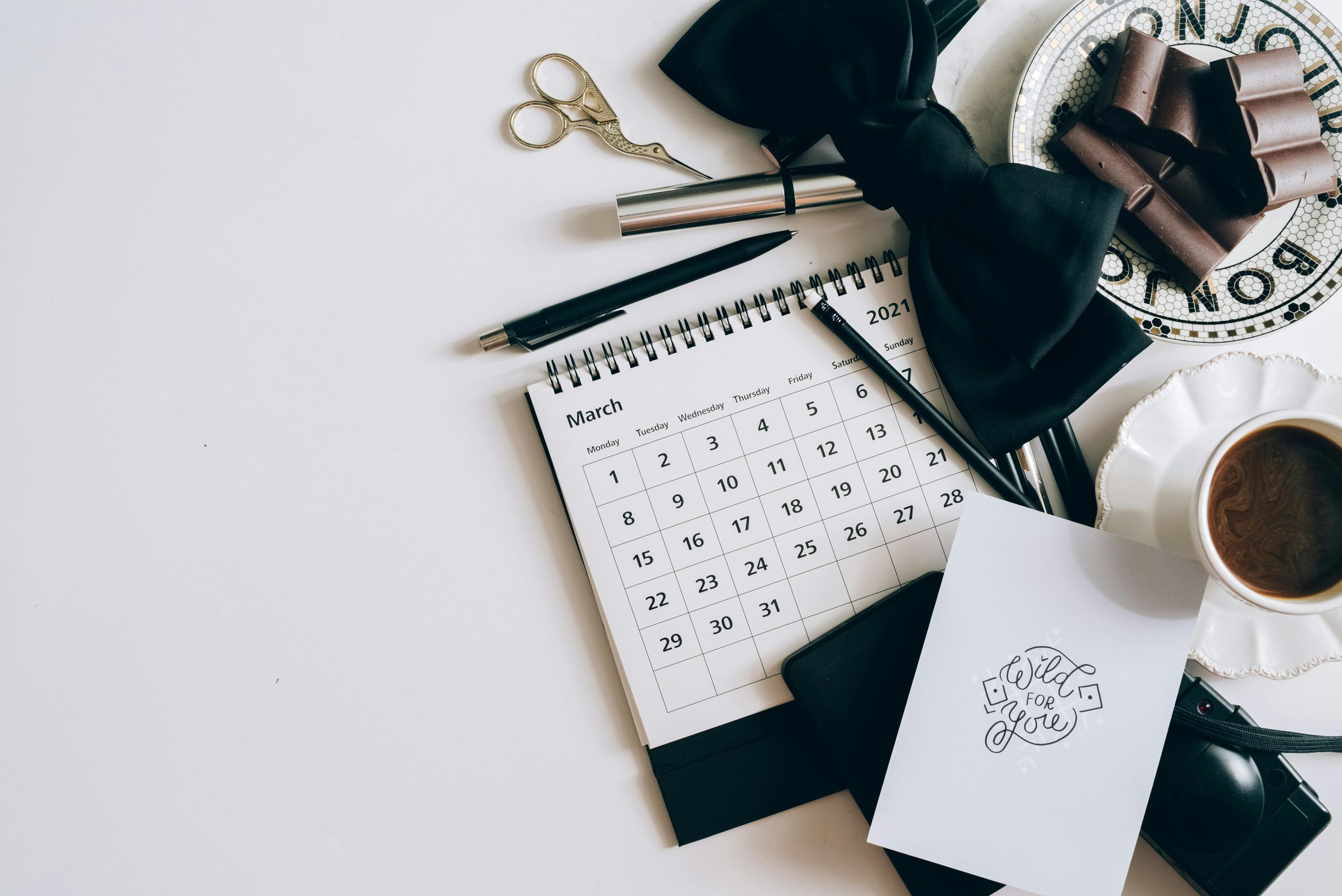 Holographic Desk Companions: 3D Assistants Managing Your Schedule